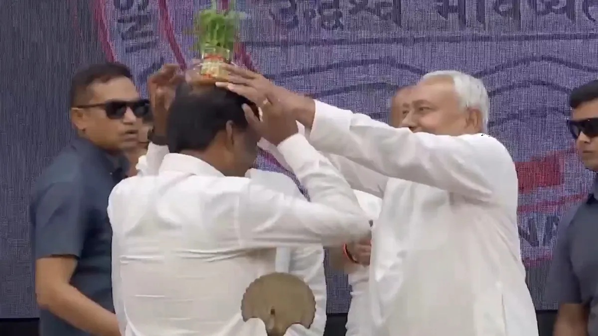 Nitish Kumar stuns all by placing flowerpot on IAS officer’s head during Patna event, video goes viral