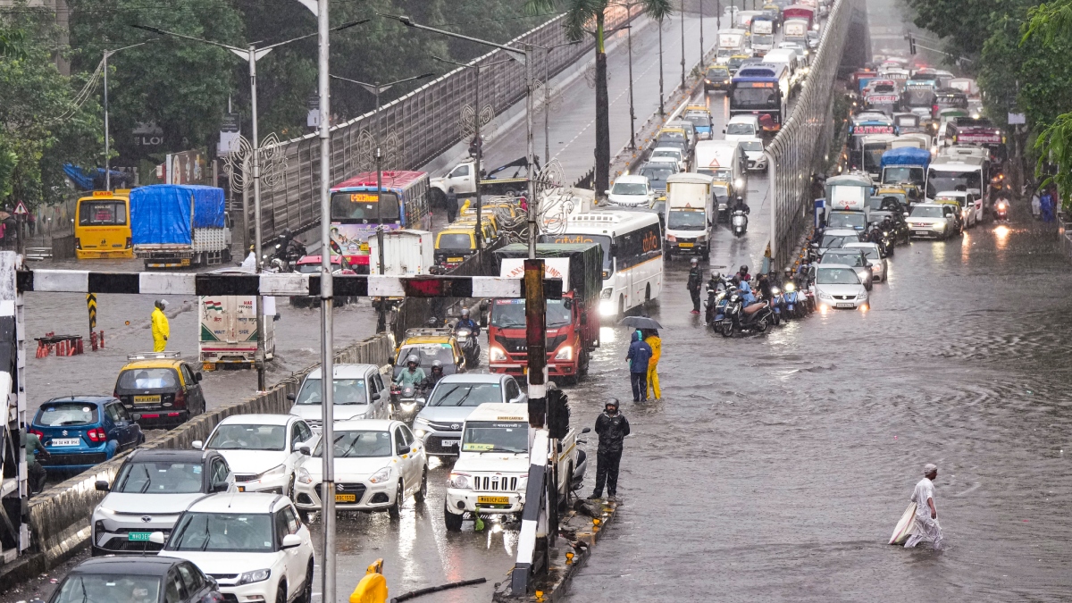 Mumbai offices close early as IMD issues red alert for heavy rainfall in Thane, Raigad, Ratnagiri